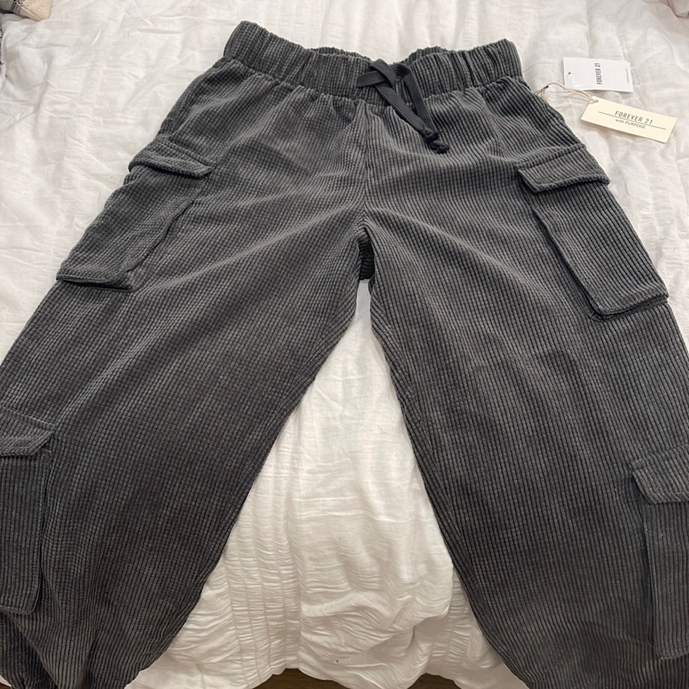 Never worn FOREVER 21 cargo sweatpants